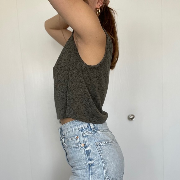 Cropped Tank Top - Picture 2 of 4